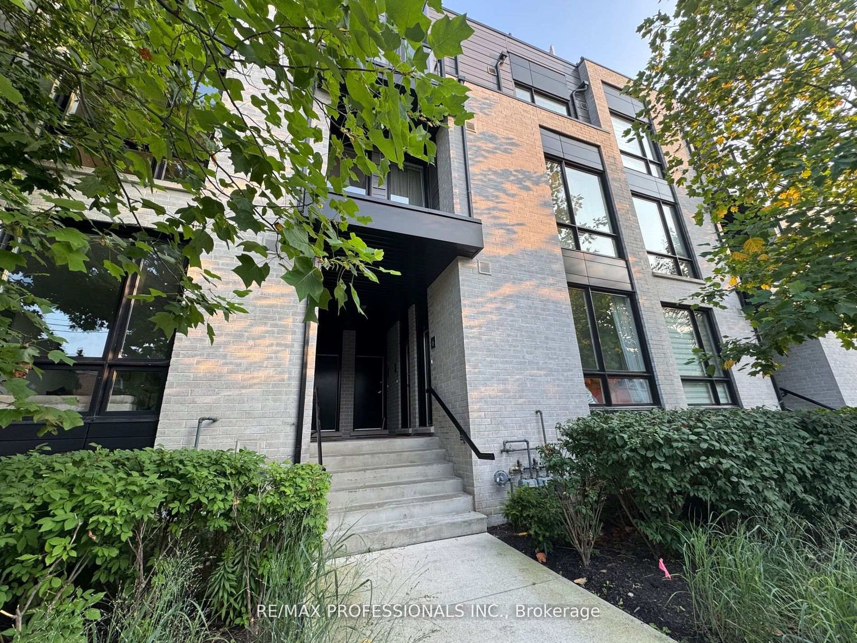 4 - 31 Florence Street, Little Portugal, Toronto  by Loree Meneguzzi Real Estate 4 - 31 Florence Street, Little Portugal, Toronto