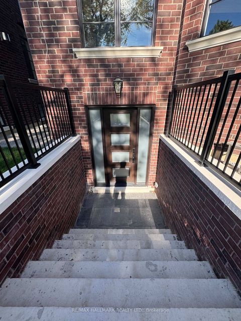 Photo 1 at 152 Olde Bayview Avenue, Oak Ridges Lake Wilcox, Richmond Hill