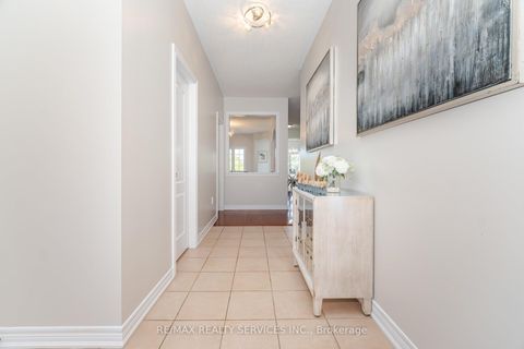 Photo 7 at 71 Ivy Glen Drive, Patterson, Vaughan