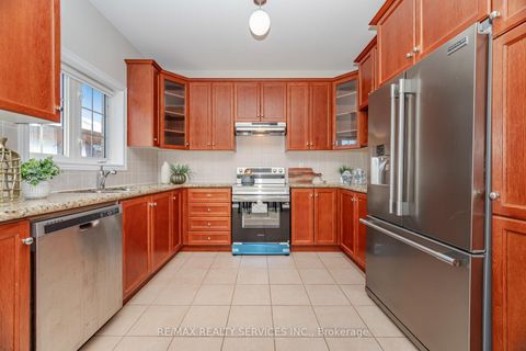 Photo 10 at 71 Ivy Glen Drive, Patterson, Vaughan