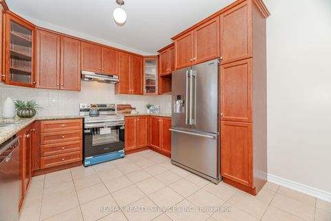 Photo 11 at 71 Ivy Glen Drive, Patterson, Vaughan