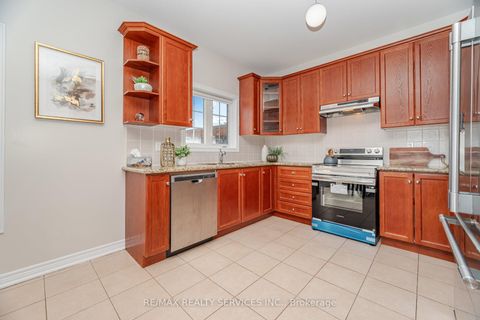 Photo 12 at 71 Ivy Glen Drive, Patterson, Vaughan