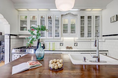 Photo 7 at 146 Manning Avenue, Bellwoods, Toronto