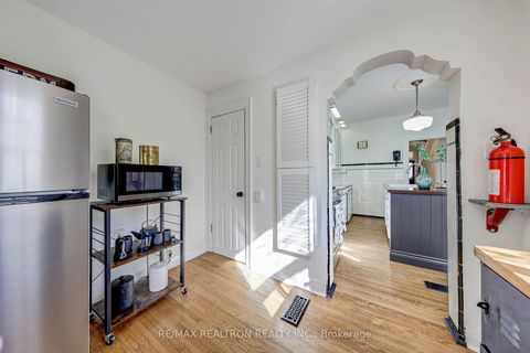 Photo 9 at 146 Manning Avenue, Bellwoods, Toronto