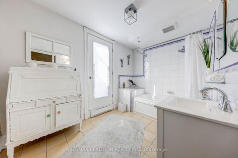 Photo 15 at 146 Manning Avenue, Bellwoods, Toronto