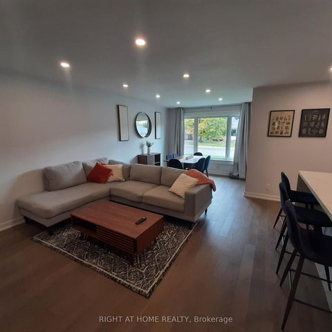 Photo 5 at 32 Davis Road, Aurora Highlands, Aurora