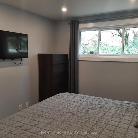 Photo 12 at 32 Davis Road, Aurora Highlands, Aurora