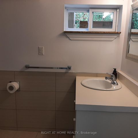 Photo 33 at 32 Davis Road, Aurora Highlands, Aurora