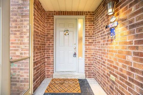 Photo 3 at 86 Dina Road, Maple, Vaughan