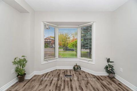 Photo 8 at 86 Dina Road, Maple, Vaughan