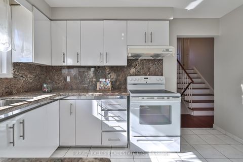 Photo 11 at 6 Lucifer Drive, Pleasant View, Toronto