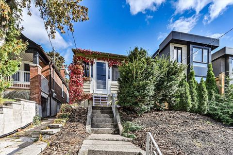 Photo 1 at 9 Everett Crescent, Lumsden, Toronto