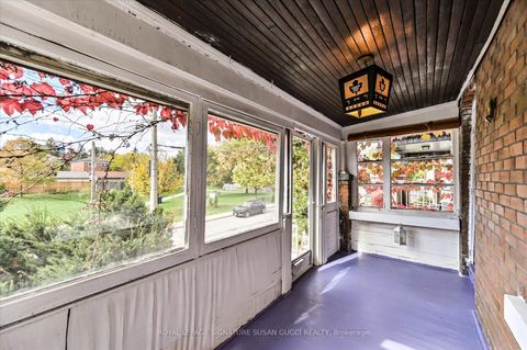 Photo 3 at 9 Everett Crescent, Lumsden, Toronto