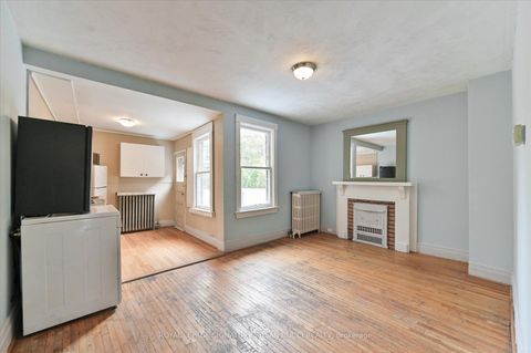 Photo 7 at 9 Everett Crescent, Lumsden, Toronto