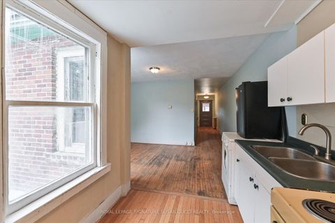 Photo 11 at 9 Everett Crescent, Lumsden, Toronto