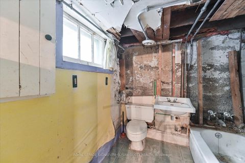 Photo 20 at 9 Everett Crescent, Lumsden, Toronto