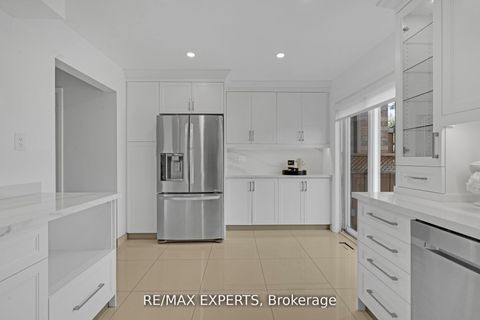 Photo 8 at 32 - 19 Foxchase Avenue, East Woodbridge, Vaughan