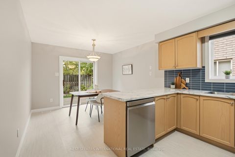 Photo 11 at 20 Player Drive, East Bayfield, Barrie