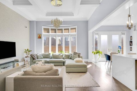 Photo 10 at 15 Cannes Avenue E, Vellore Village, Vaughan