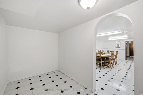 Photo 39 at 226 Palmerston Avenue, Bellwoods, Toronto