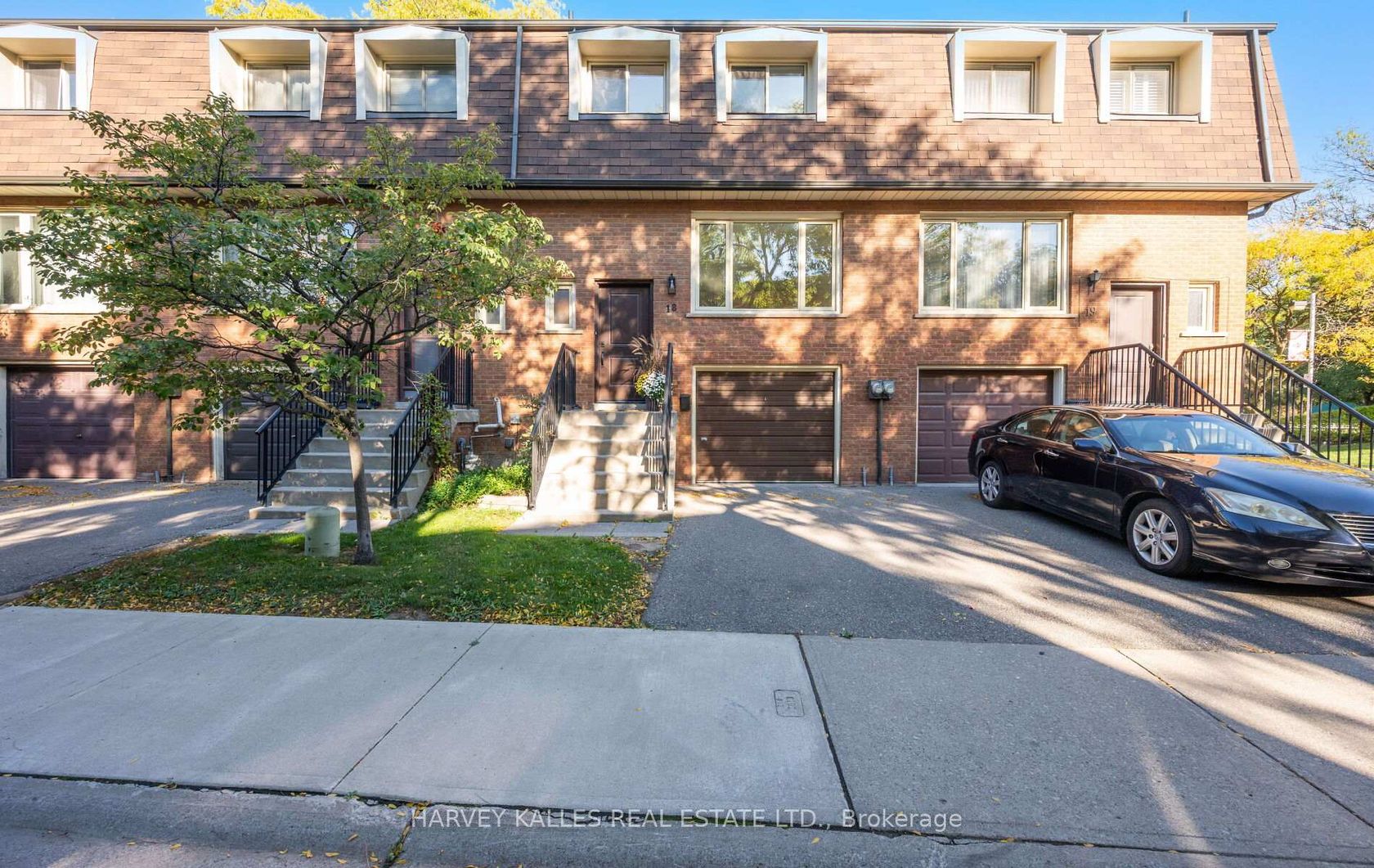 18 Silver Shadow Path, Markland Wood, Toronto  by Loree Meneguzzi Real Estate 18 Silver Shadow Path, Markland Wood, Toronto