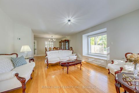 Photo 3 at 1397 Helen Court, WO West, Oakville