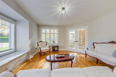 Photo 4 at 1397 Helen Court, WO West, Oakville