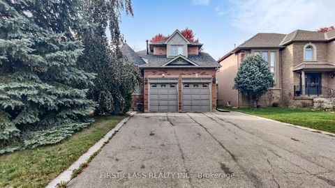Photo 2 at 116 Kinloch Crescent, Maple, Vaughan