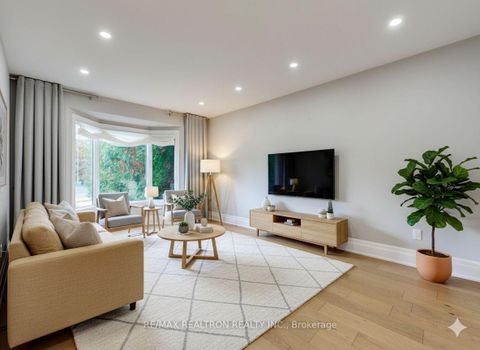 Photo 6 at 19 Timpson Drive, Aurora Highlands, Aurora