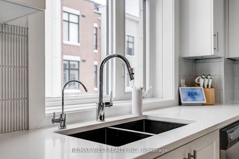 Photo 9 at 223 - 9570 Islington Avenue, Sonoma Heights, Vaughan