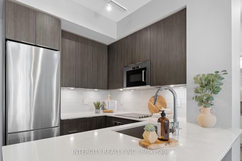 Photo 5 at 627 - 99 Eagle Rock Way, Maple, Vaughan