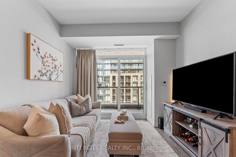 Photo 12 at 627 - 99 Eagle Rock Way, Maple, Vaughan