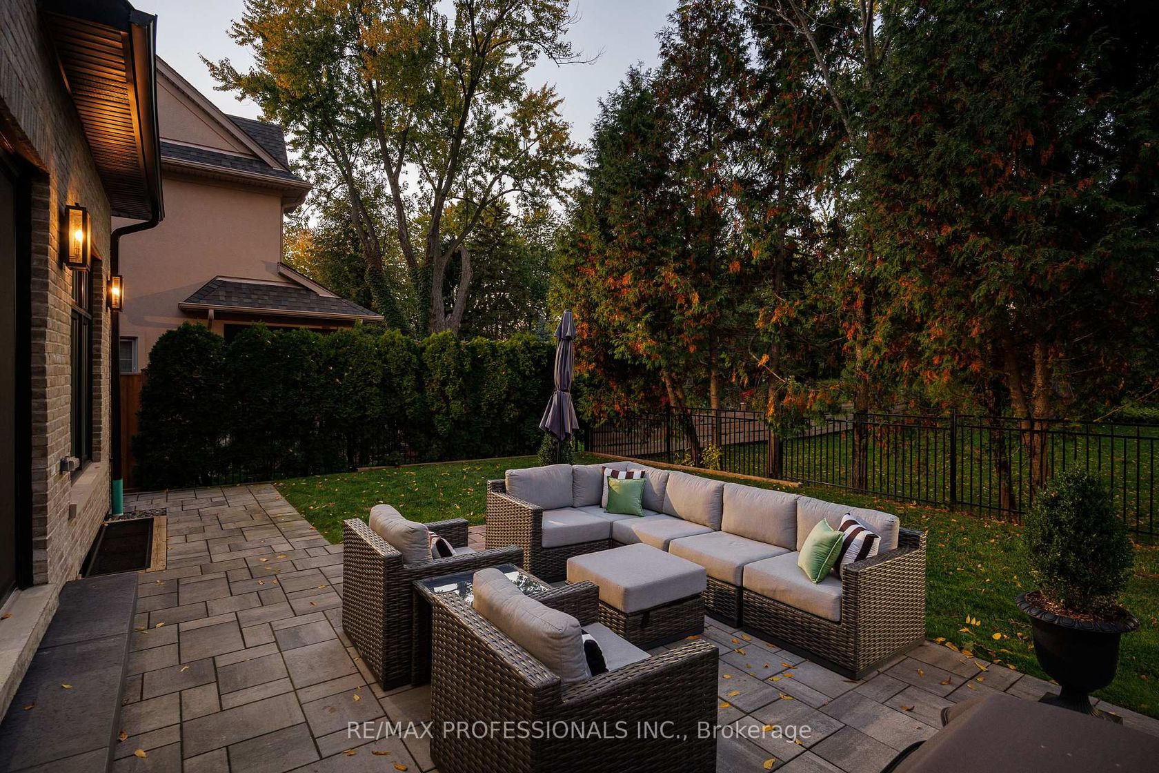 Photo 2 at 2B Fairway Road, Rosethorn, Toronto Photo 2 at 2B Fairway Road, Rosethorn, Toronto
