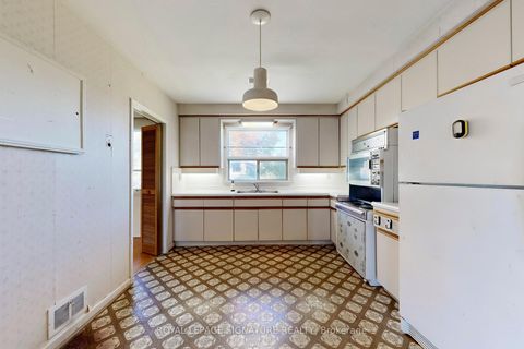 Photo 11 at 410 Patricia Avenue, Newtonbrook West, Toronto