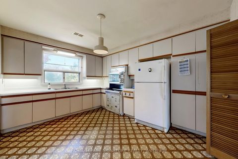Photo 12 at 410 Patricia Avenue, Newtonbrook West, Toronto