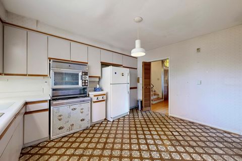 Photo 13 at 410 Patricia Avenue, Newtonbrook West, Toronto