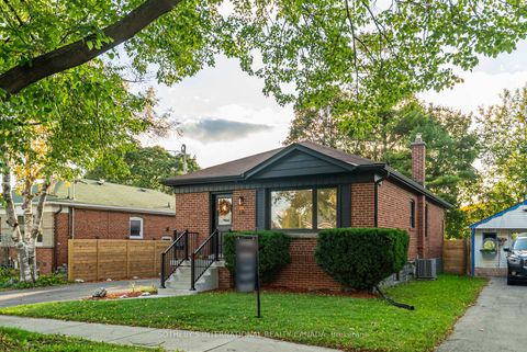 Photo 1 at 38 Vauxhall Drive, Dorset Park, Toronto