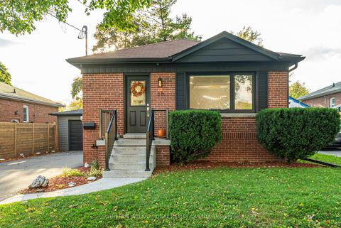 Photo 2 at 38 Vauxhall Drive, Dorset Park, Toronto