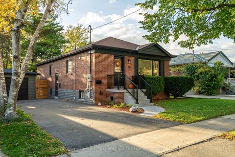 Photo 3 at 38 Vauxhall Drive, Dorset Park, Toronto
