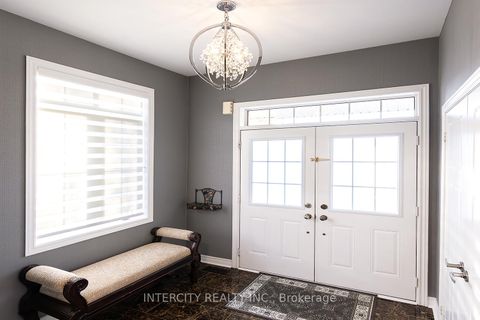 Photo 2 at 23 Halo Court, Patterson, Vaughan