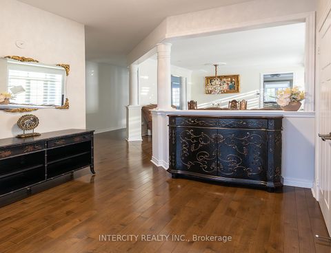 Photo 5 at 23 Halo Court, Patterson, Vaughan