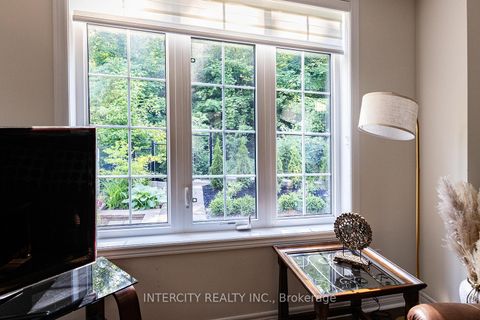 Photo 10 at 23 Halo Court, Patterson, Vaughan