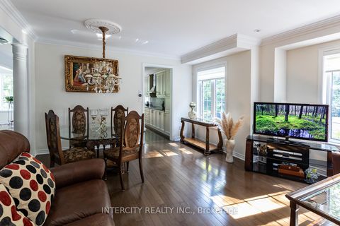 Photo 11 at 23 Halo Court, Patterson, Vaughan