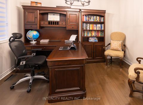 Photo 14 at 23 Halo Court, Patterson, Vaughan