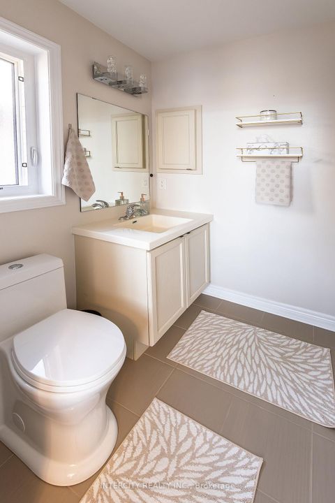 Photo 15 at 23 Halo Court, Patterson, Vaughan