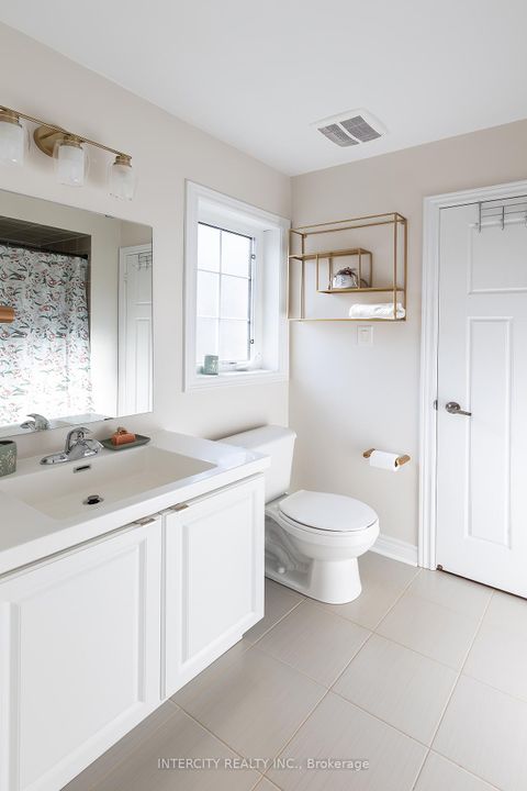 Photo 16 at 23 Halo Court, Patterson, Vaughan