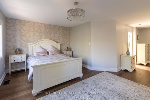 Photo 23 at 23 Halo Court, Patterson, Vaughan