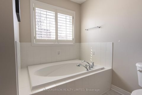 Photo 14 at 129 Fox Hound Crescent, Vellore Village, Vaughan