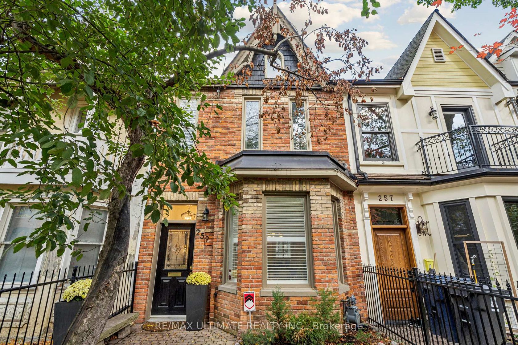 259 Seaton Street, Moss Park, Toronto  by Loree Meneguzzi Real Estate 259 Seaton Street, Moss Park, Toronto