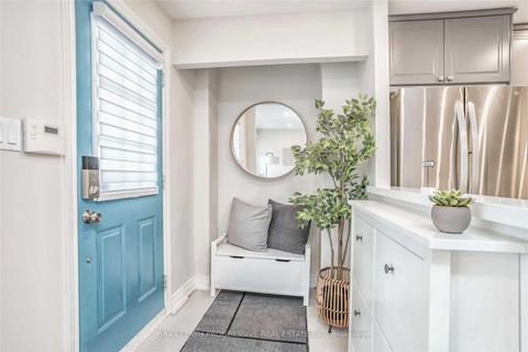 Photo 4 at 82 - 151 Townsgate Drive, Yorkhill, Vaughan